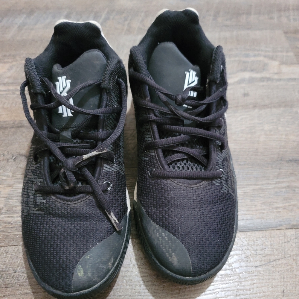 Youth Kyrie Irving basketball shoes